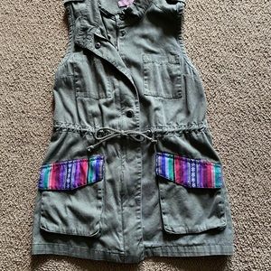 Sleeveless zipper & snap top with cinched waist